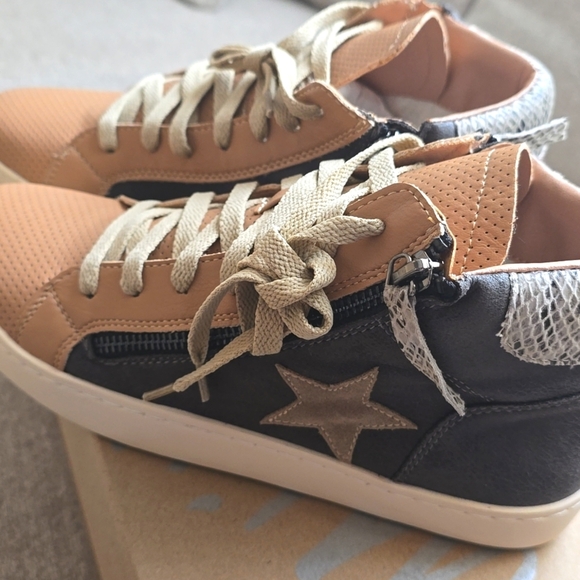 Mi.iM Elle Dark Gray Leather Lace-up High Top Star Sneakers - Picture 3 of 16